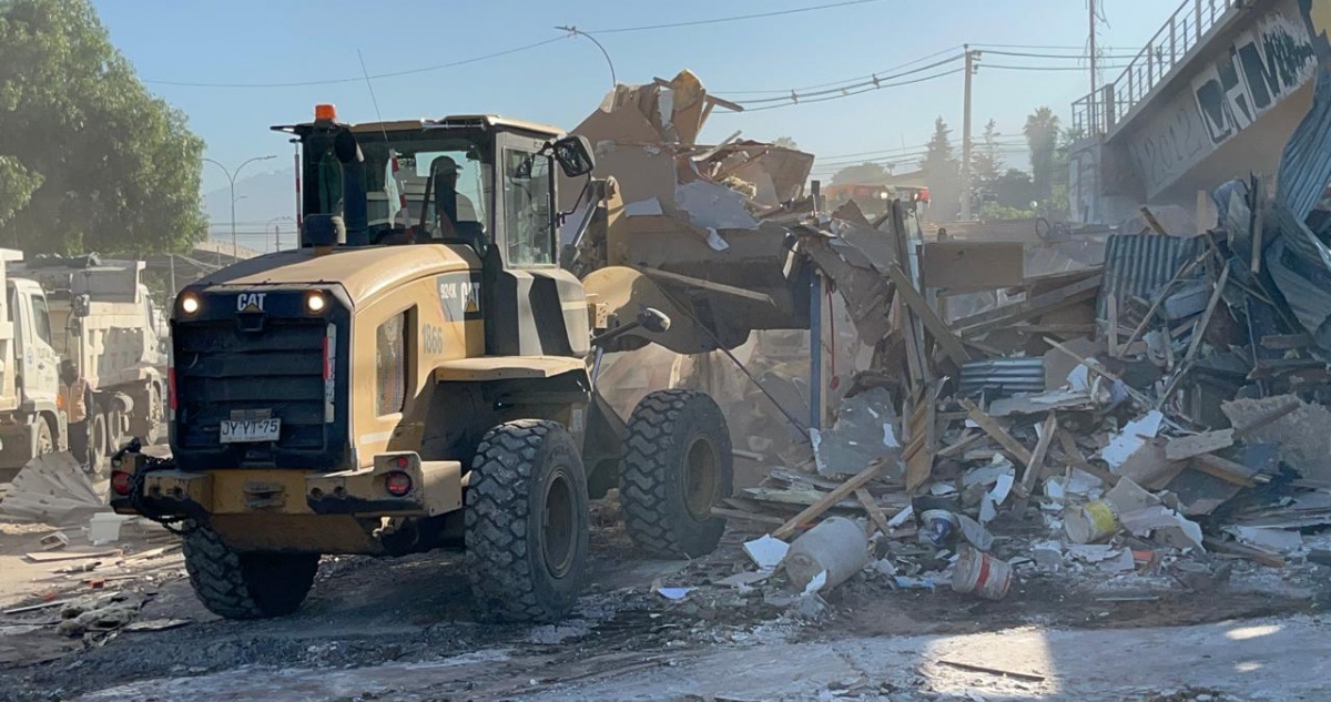 "Afecta la seguridad de quienes viven acá": concretan desalojo y demolición de toma El Trébol en Maipú