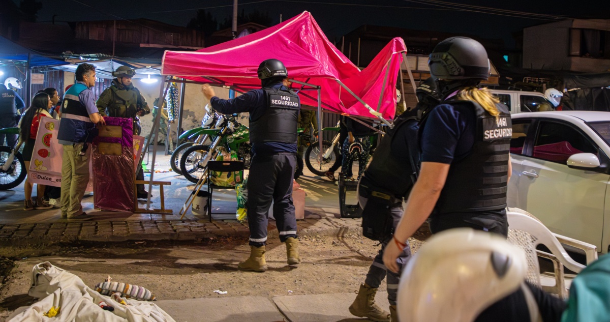 Alcalde Concha presenta querella contra feriantes ilegales tras violento desalojo en Peñalolén