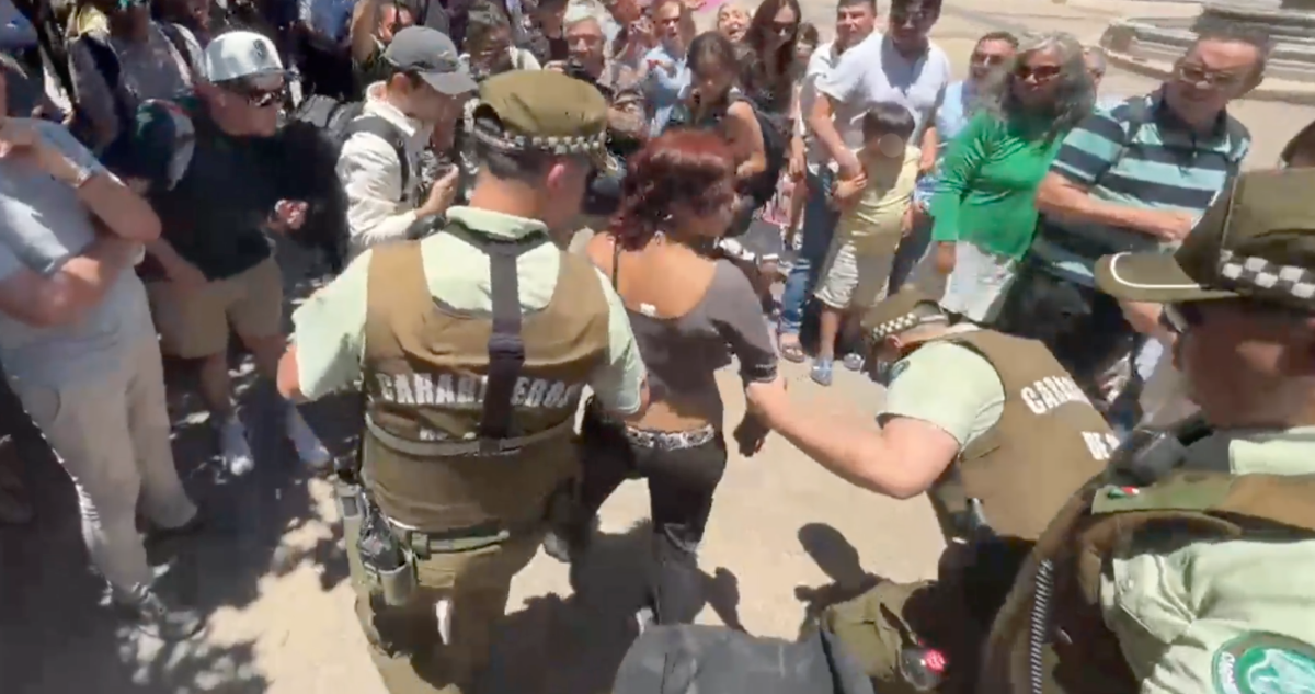 Detienen a joven afuera de La Moneda por incidentes en medio de reunión entre Boric y Kast