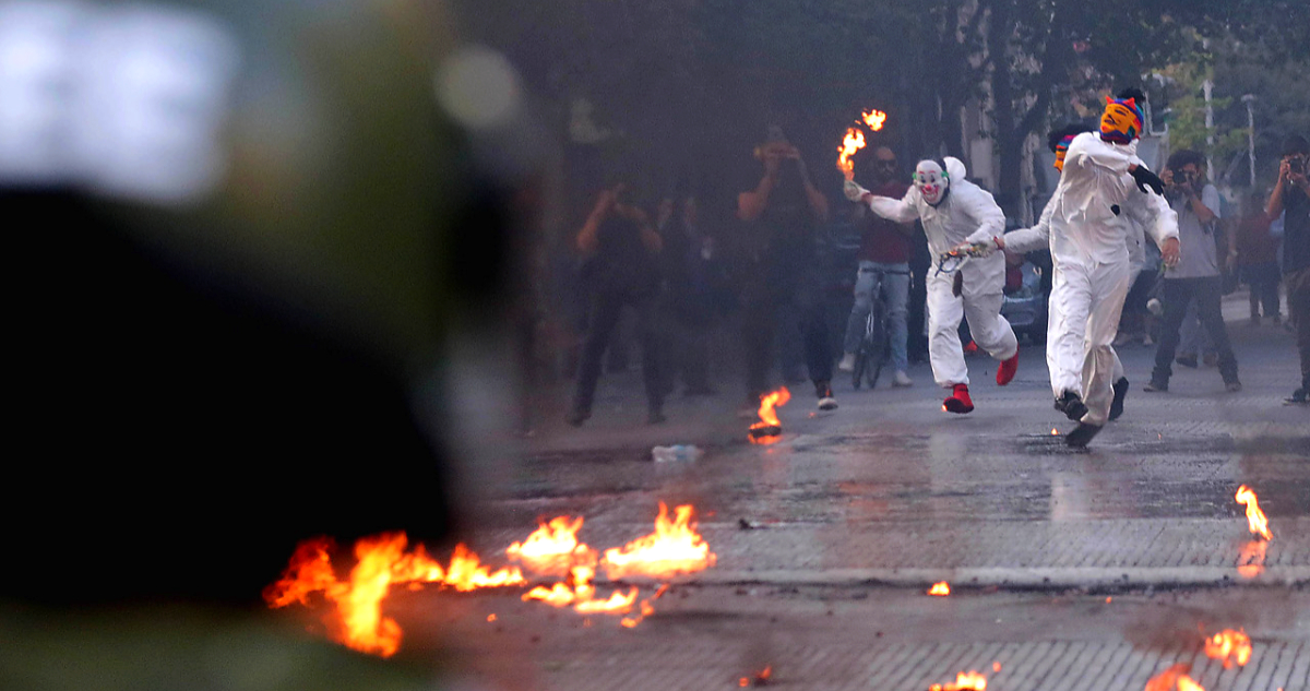 Tres estudiantes del INBA, de 14, 15 y 16 años, detenidos por ataques con bombas molotov