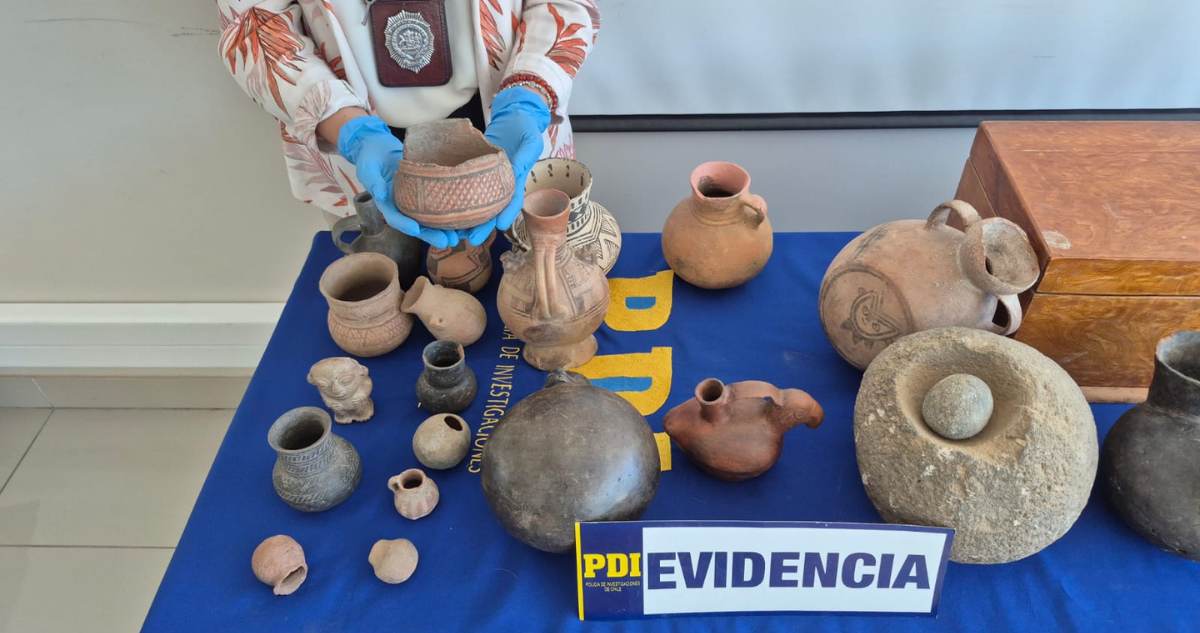 https://media.biobiochile.cl/wp-content/uploads/2025/12/detienen-a-anticuario-chileno-que-mantenia-en-su-poder-36-piezas-arqueologicas-consideradas-monumentos.png