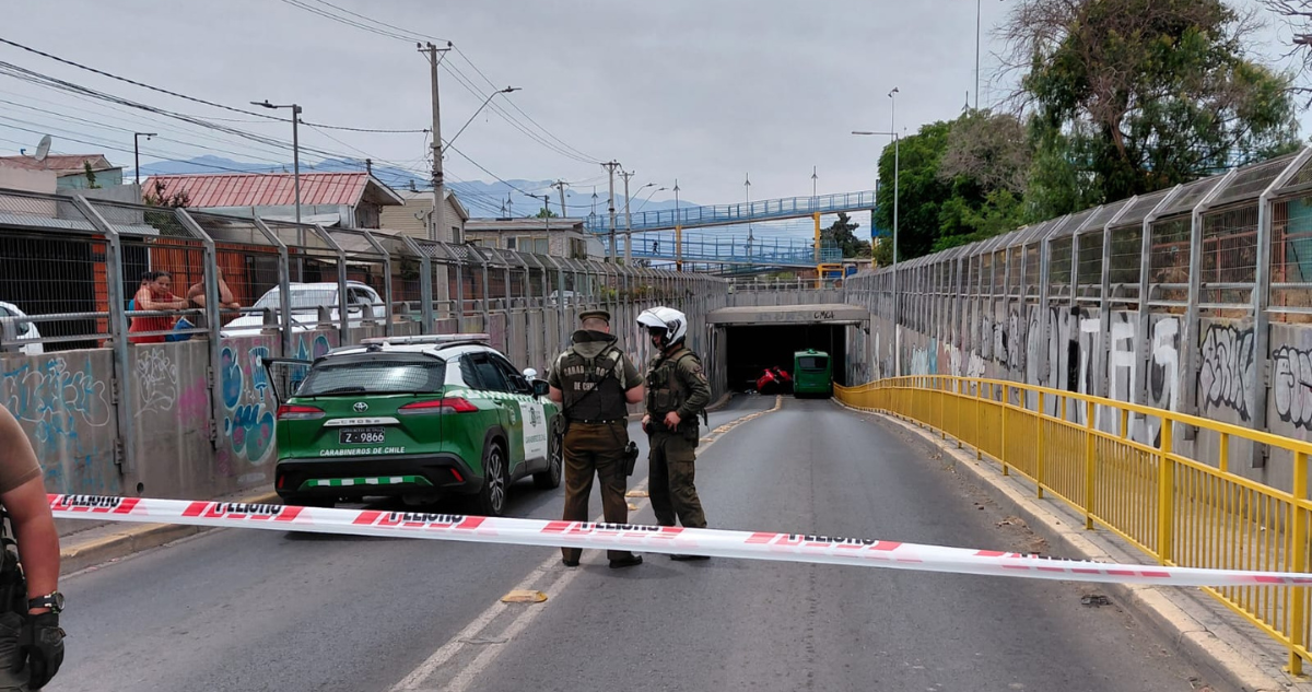 Choque entre auto y bus Red en Lo Espejo deja a tres fallecidos: vehículo habría perdido el control