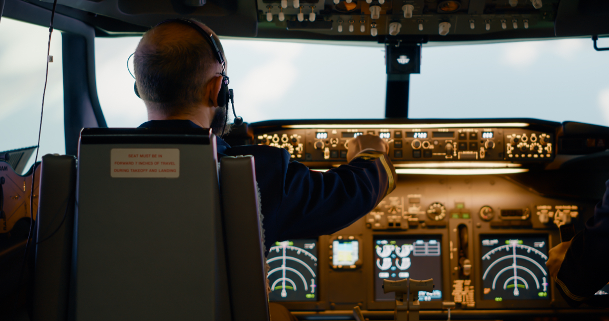 Chilenos desarrollan dispositivo que monitorea la salud de pilotos para prevenir accidentes aéreos