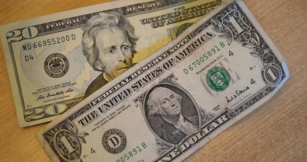 Dólar cae a niveles de $910 previo a la segunda vuelta y en un mercado que ya internaliza un resultado