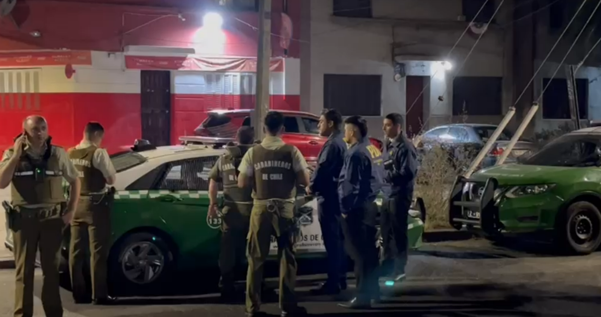 Dos baleados en Santiago: trabajadores resultan heridos tras frustrar robo en local de barrio Yungay