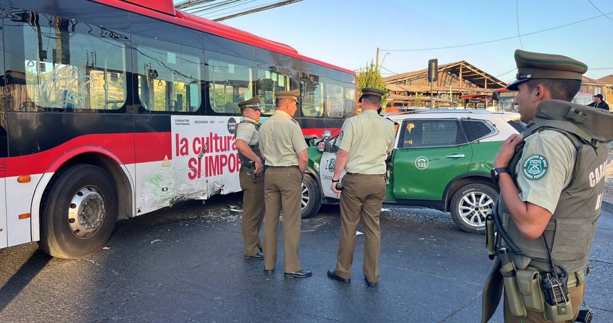 https://media.biobiochile.cl/wp-content/uploads/2025/12/dos-carabineros-resultan-lesionados-en-colision-de-vehiculo-policial-con-bus-red-en-pudahuel.png
