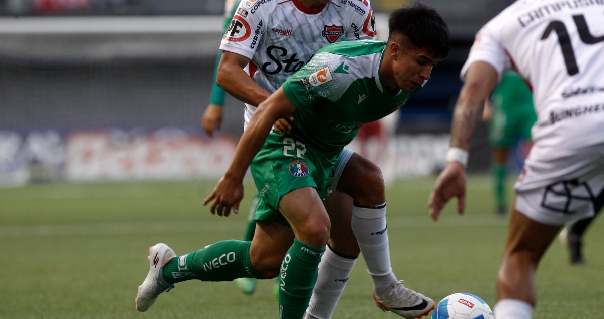 El jugador de UdeC Jorge Espejo defendiendo a Audax Italiano en 2025