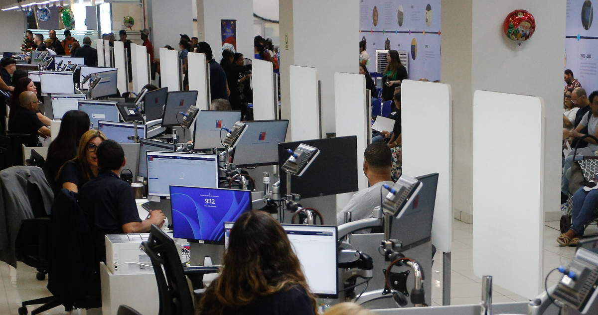 Foto de contexto de empleados públicos atendiendo gente