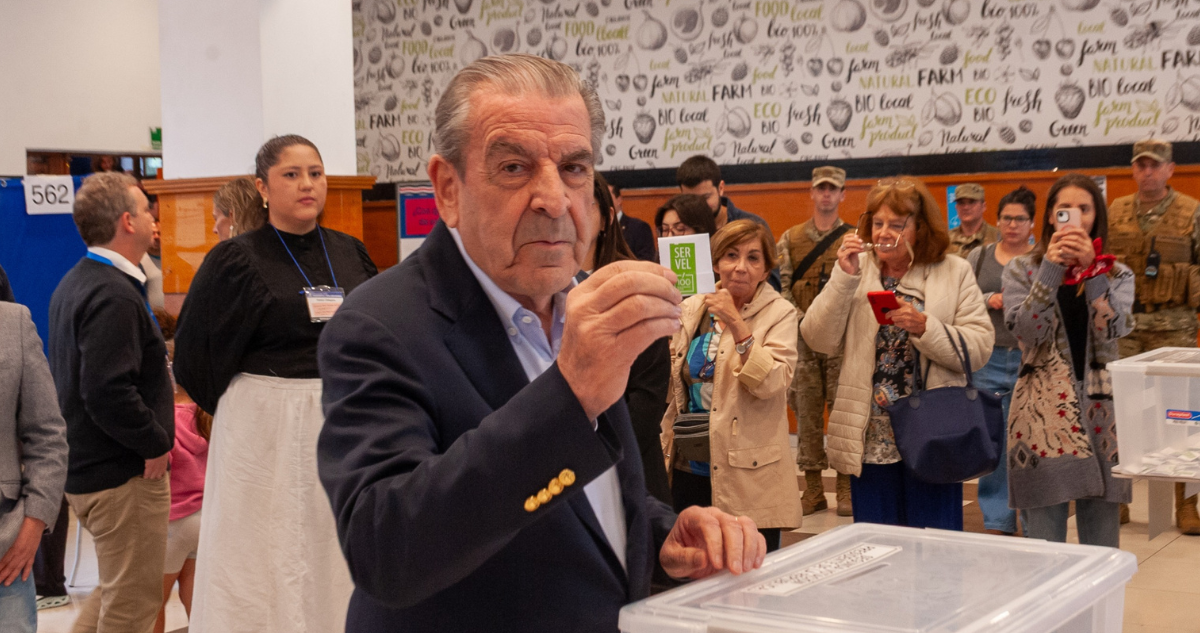 Expresidente Eduardo Frei tras votar: “Chile necesita diálogo”