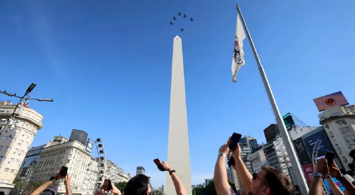 Los F-16 sobrevolando Buenos Aires.