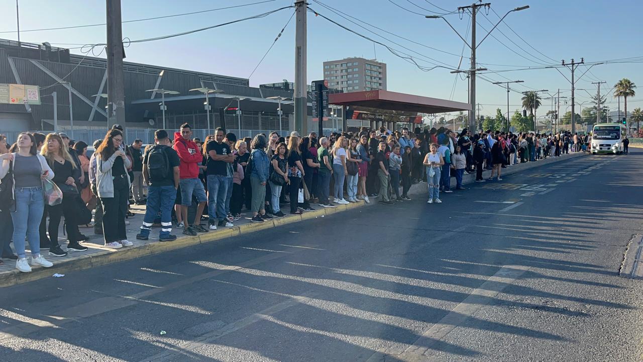 Cierran 12 estaciones de la Línea 2 de Metro por problemas con un tren