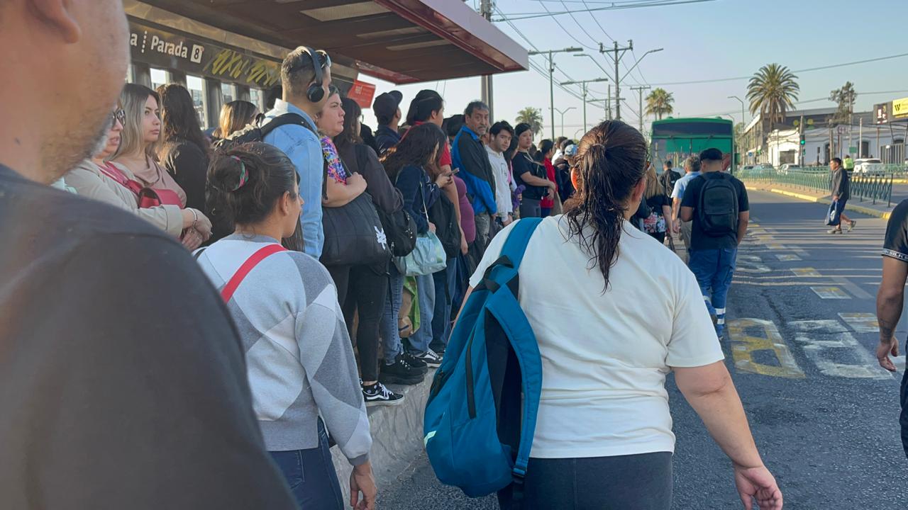 Cierran 12 estaciones de la Línea 2 de Metro por problemas con un tren