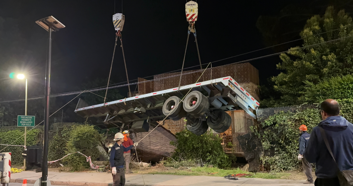 Retiran un camión siniestrado en Las Condes: operativo duró más de 8 horas