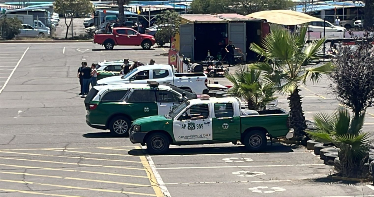 Carabinero dispara a mujer que intentó atropellarlo en supermercado de Cerrillos tras presunta estafa