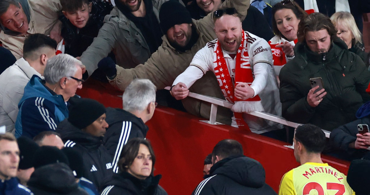 Foto de Dibu Martínez ante el Arsenal sacada de X