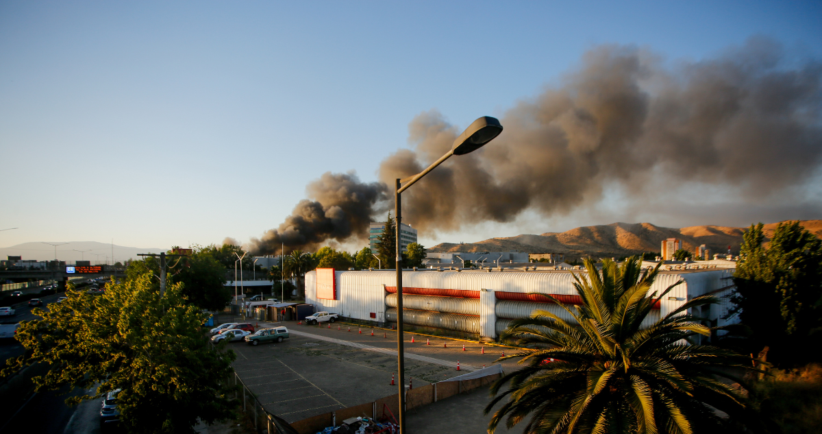 Mujer pierde pertenencias tras guardarlas en bodegas quemadas en Huechuraba
