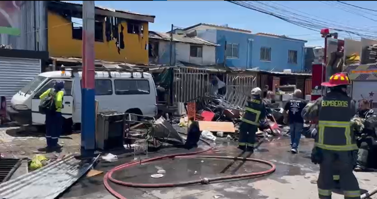 Incendio en El Bosque destruye tres viviendas: diez familias fueron afectadas