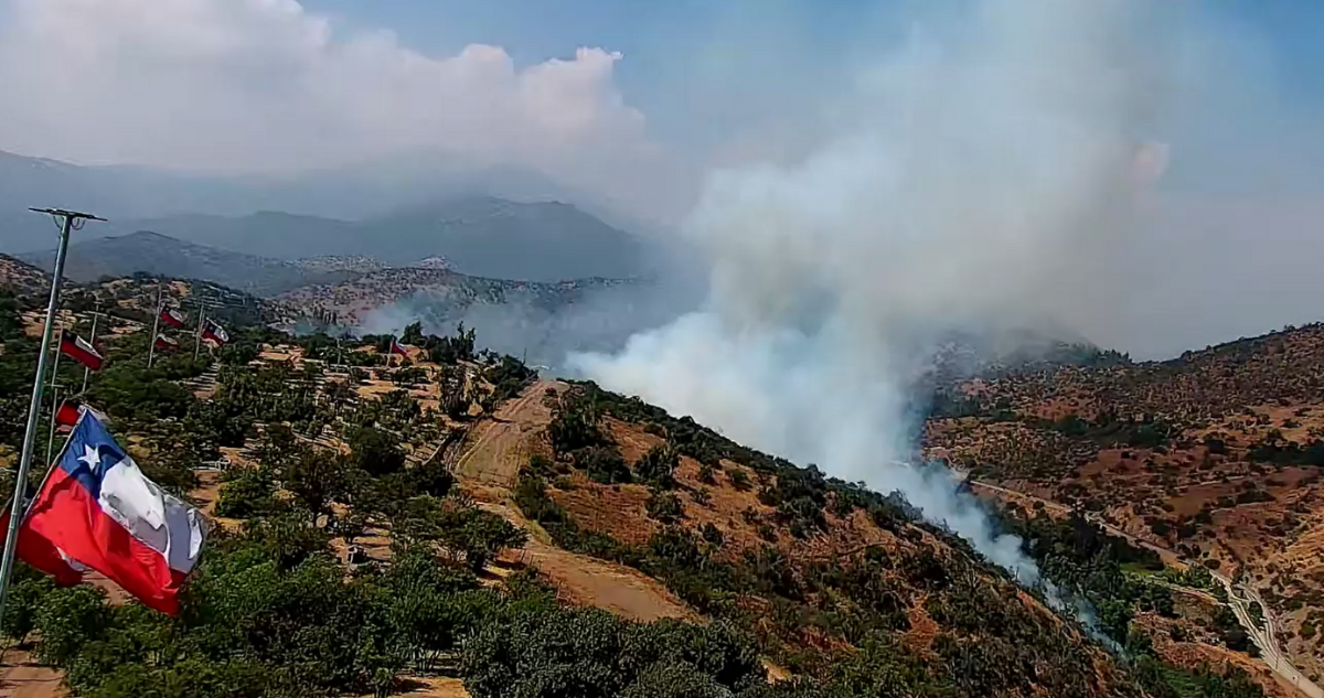 Cuerpo de Bomberos y CONAF controlan incendio forestal en Lo Barnechea