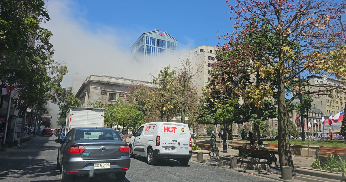 Incendio a pasos del Palacio de La Moneda obliga a evacuar el Ministerio de Justicia