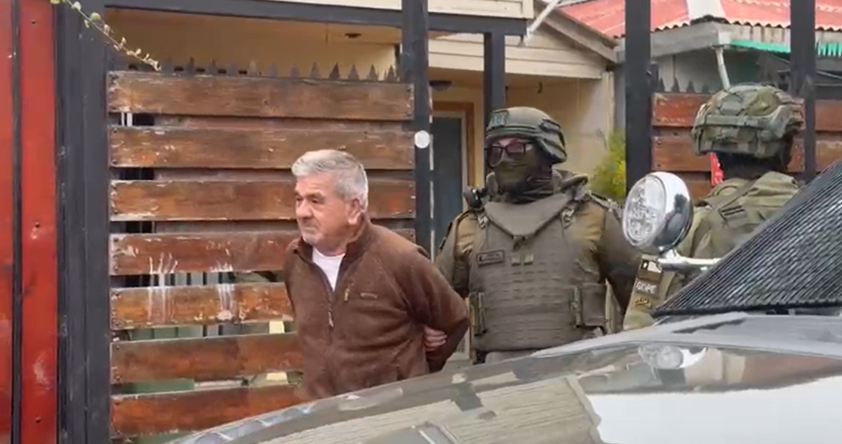 Carabineros de la OS7 realiza un allanamiento doce casas en las regiones Metropolitana y Valparaíso. Se detuvo a uno de los investigados.