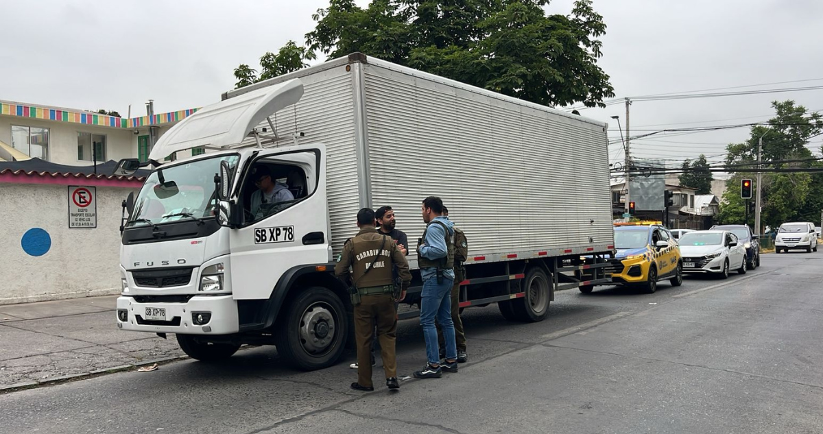 Robo de camión en Ñuñoa termina en persecución policial y termina con cuatro detenidos en Macul