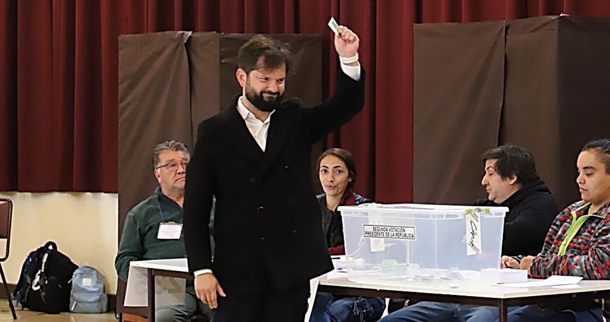 Gabriel Boric tras votar en Punta Arenas