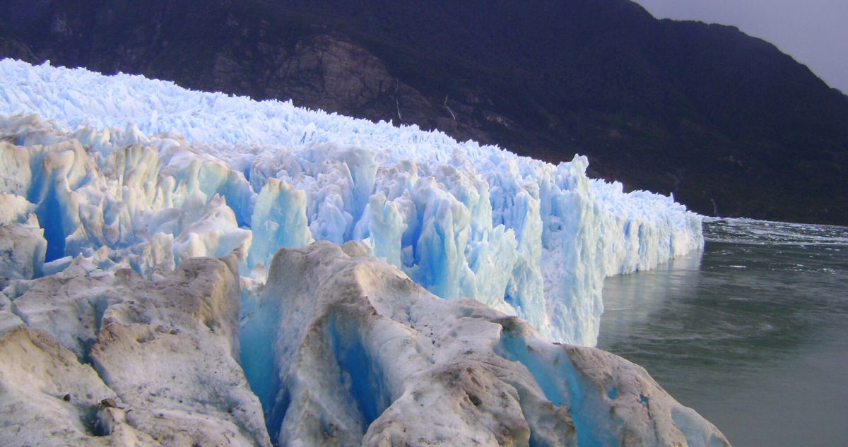 https://media.biobiochile.cl/wp-content/uploads/2025/12/glaciar-exploradores.jpg