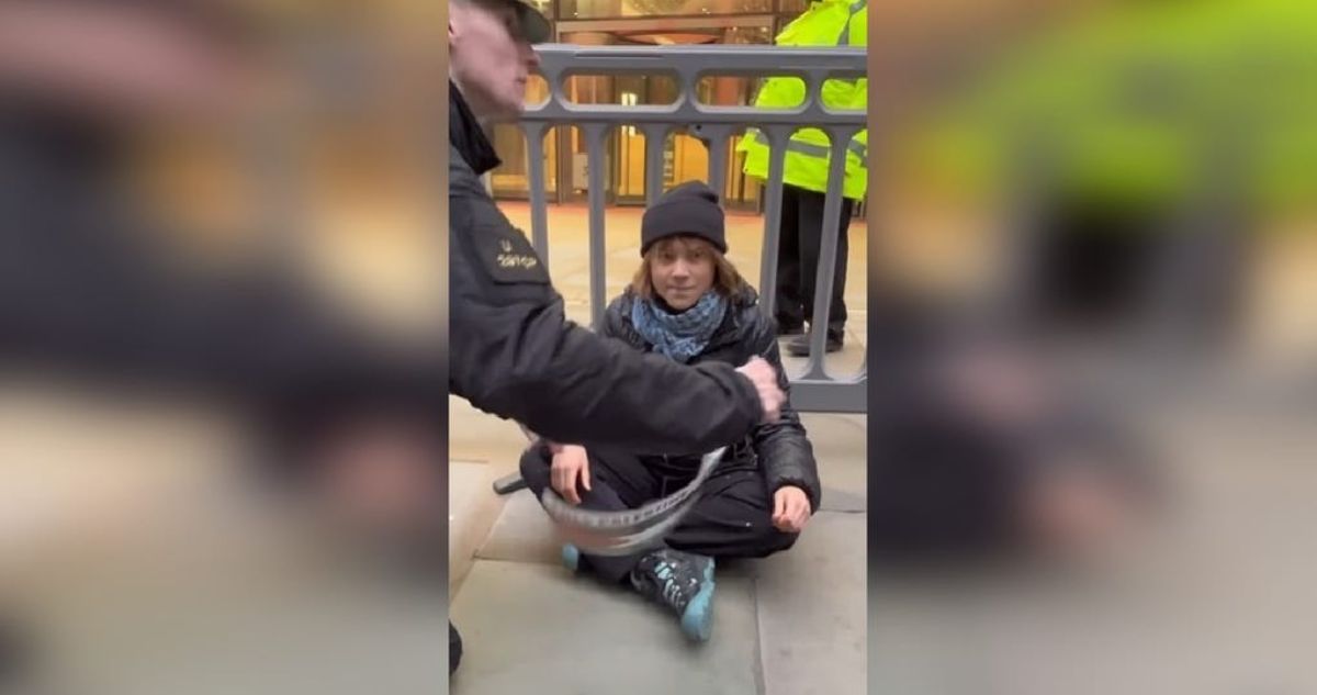 Video: Greta Thunberg es detenida por protestar a favor de presos palestinos en huelga de hambre
