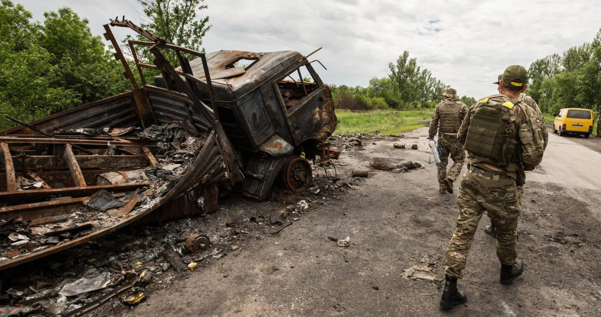 Soldados ucranianos patrullan tras una batalla en Ucrania