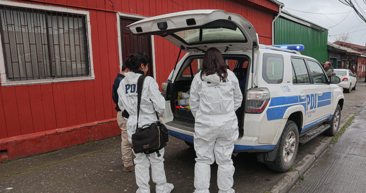 Hallan cuerpo en plena vía pública de Puerto Montt: fallecido habría sido atacado con arma blanca