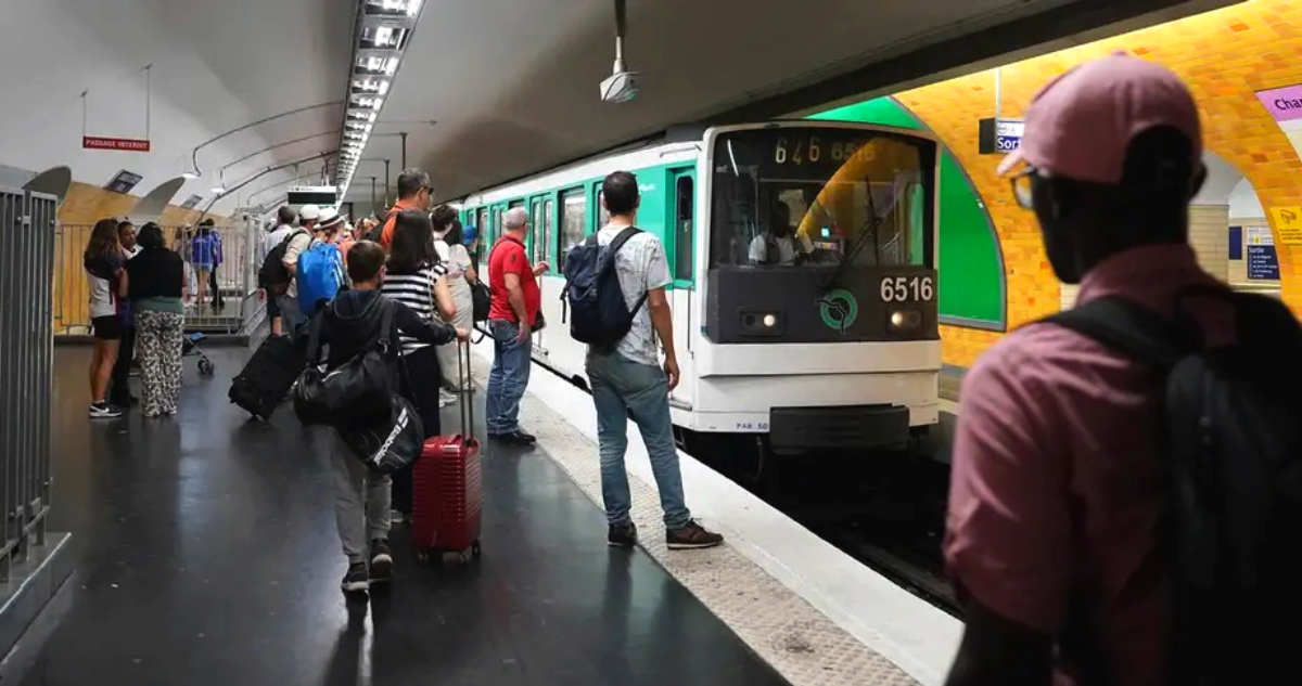 Hombre apuñala a tres mujeres en el metro de París y huyó: fue capturado en su domicilio