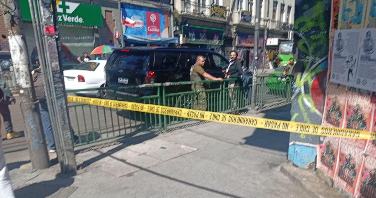 https://media.biobiochile.cl/wp-content/uploads/2025/12/hombre-asesinado-mortal-punalada-cuello-valparaiso.jpg