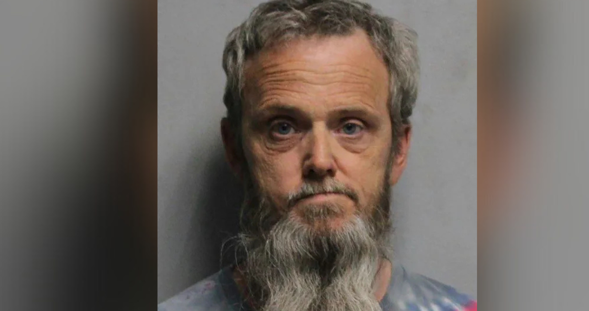 Hombre se hacía pasar por niño y obligaba a niñas a autolesionarse y tener conductas sexuales en EEUU