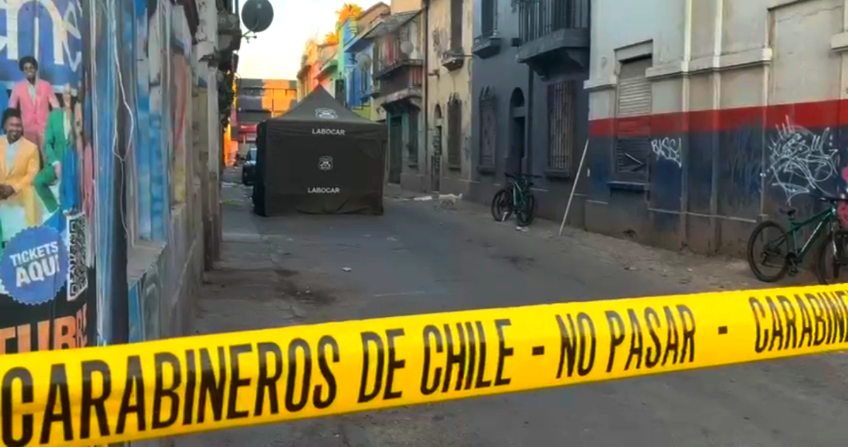 Hombre muere en la vereda tras ser apuñalado al interior de bar en Recoleta: atacante huyó del lugar