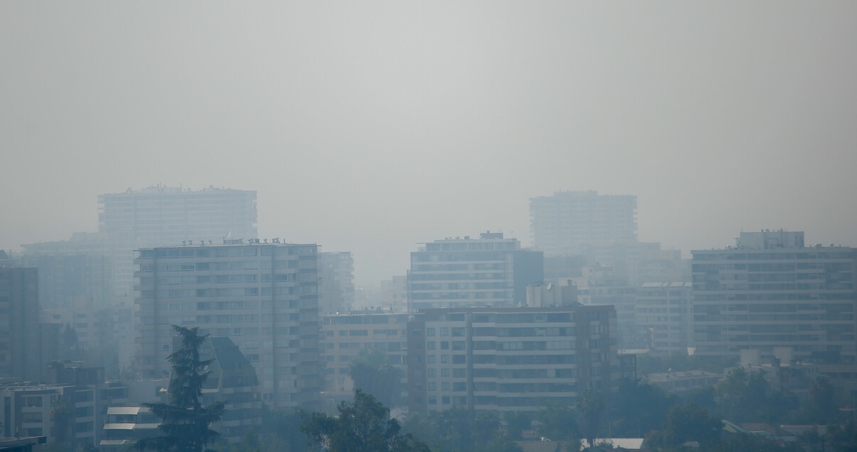 Humo del incendio forestal de San Pedro sigue cubriendo la capital: ya van 2.500 hectáreas afectadas