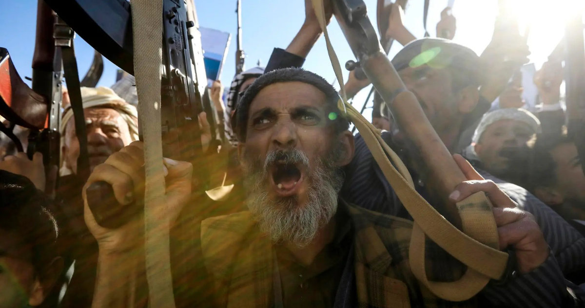 Imagen de archivo de partidarios de los hutíes gritando consignas en Yemen