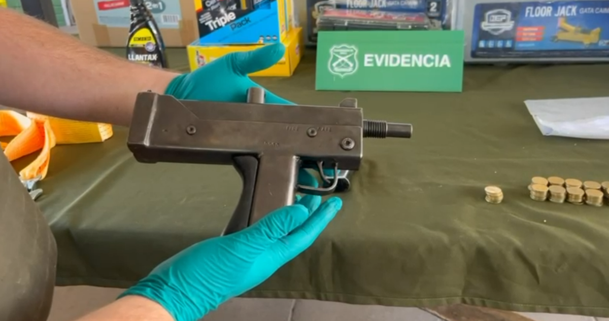 https://media.biobiochile.cl/wp-content/uploads/2025/12/incautan-subametralladora-mini-uzi-tras-asalto-a-local-automotriz-de-san-bernardo.png