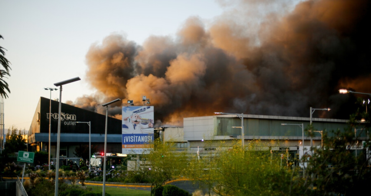Continúa combate para extinguir incendio que destruyó bodegas y un outlet en Huechuraba