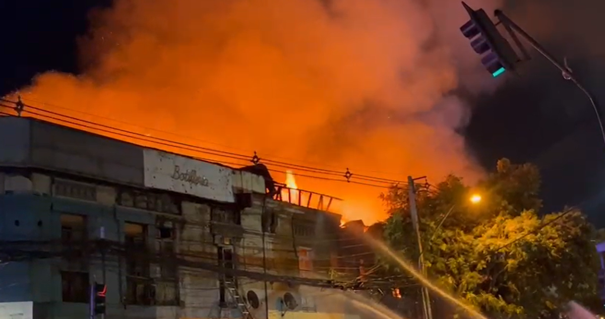 Reportan incendio de gran magnitud en Estación Central: 17 compañías de Bomberos trabajan en el lugar