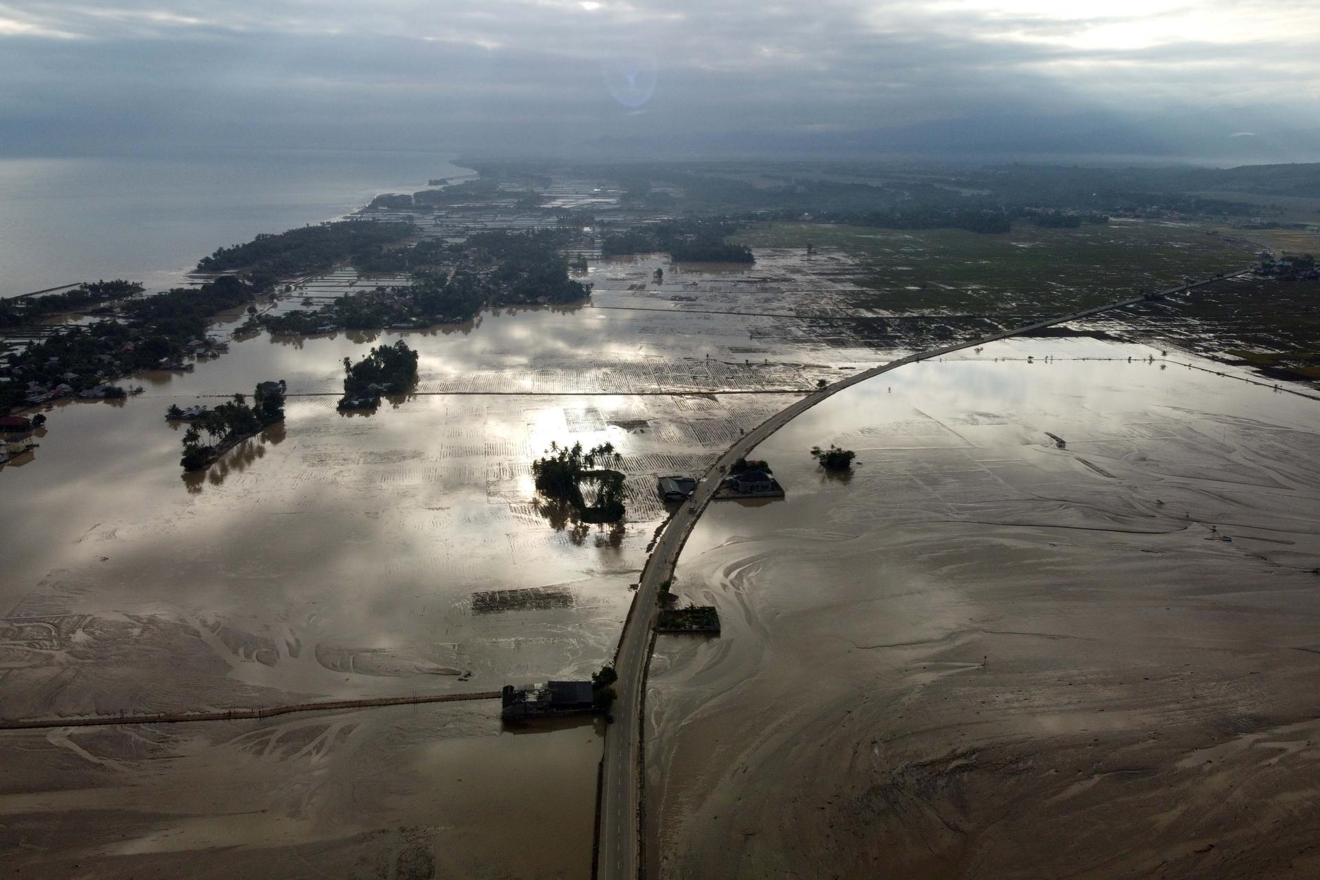 Imagen aérea muestra un área cubierta de barro en una aldea afectada por las inundaciones en Sumatra