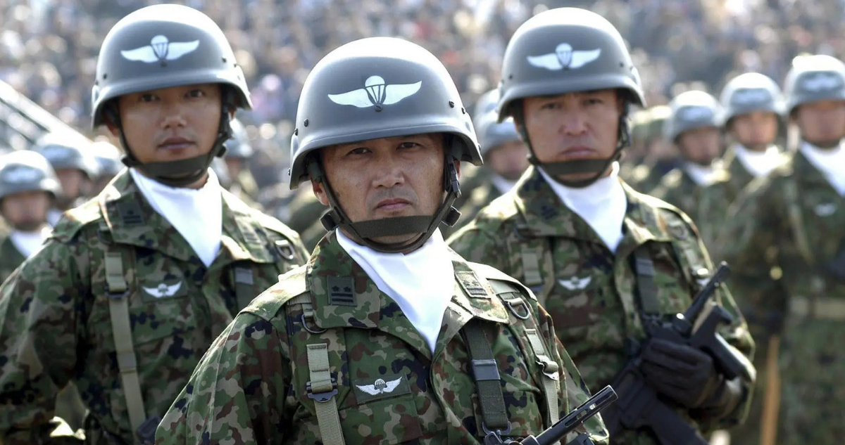 Tropas aerotransportadas japonesas durante el 50º aniversario de las Fuerzas de Autodefensa de Japón