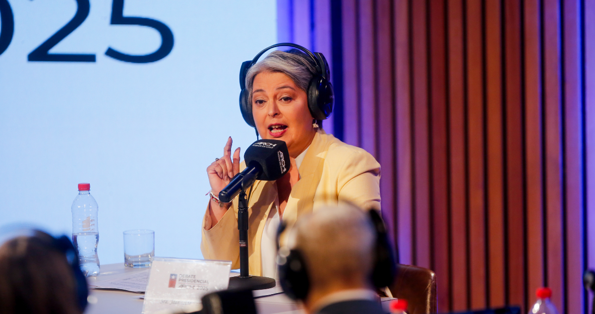 Jara por migrantes irregulares: “No podemos regularizar en Chile a gente que entró por la ventana”