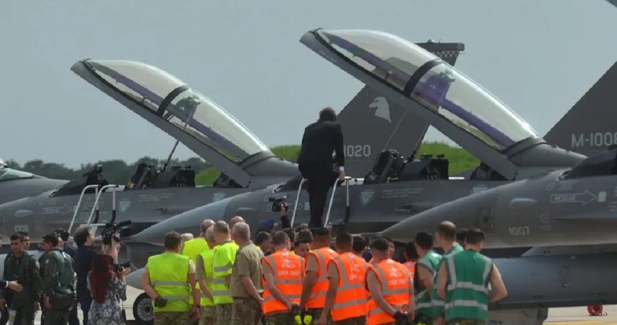 Presidente de Argentina, Javier Milei, se sube a uno de los F-16 comprados a Dinamarca.