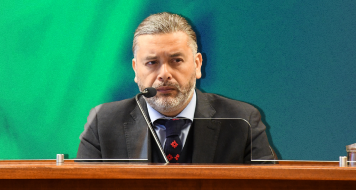 Juez Daniel Urrutia con fondo verde.