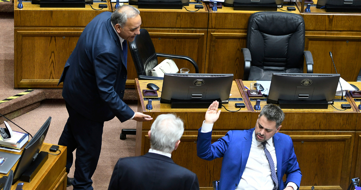 Justicia echa pie atrás y declara inadmisible querella por injurias de Espinoza contra Manouchehri