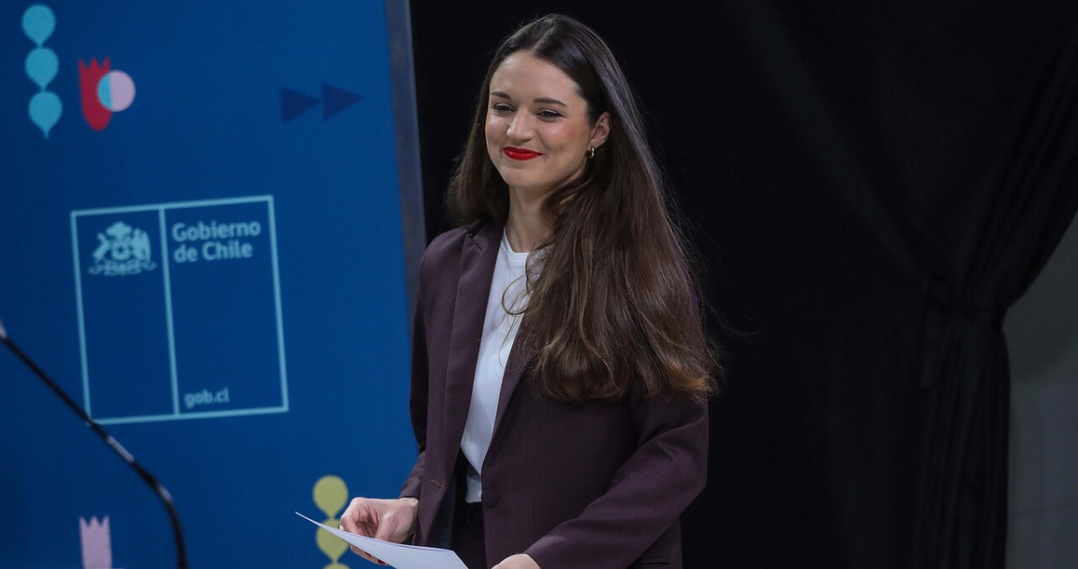 “Hipocresía total”: diputadas republicanas fustigan a Karamanos por criticar rol de Primera Dama