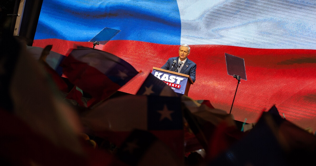 "Voy a pedirle a los del teleprompter que despierten": el chascarro de Kast en su discurso triunfal