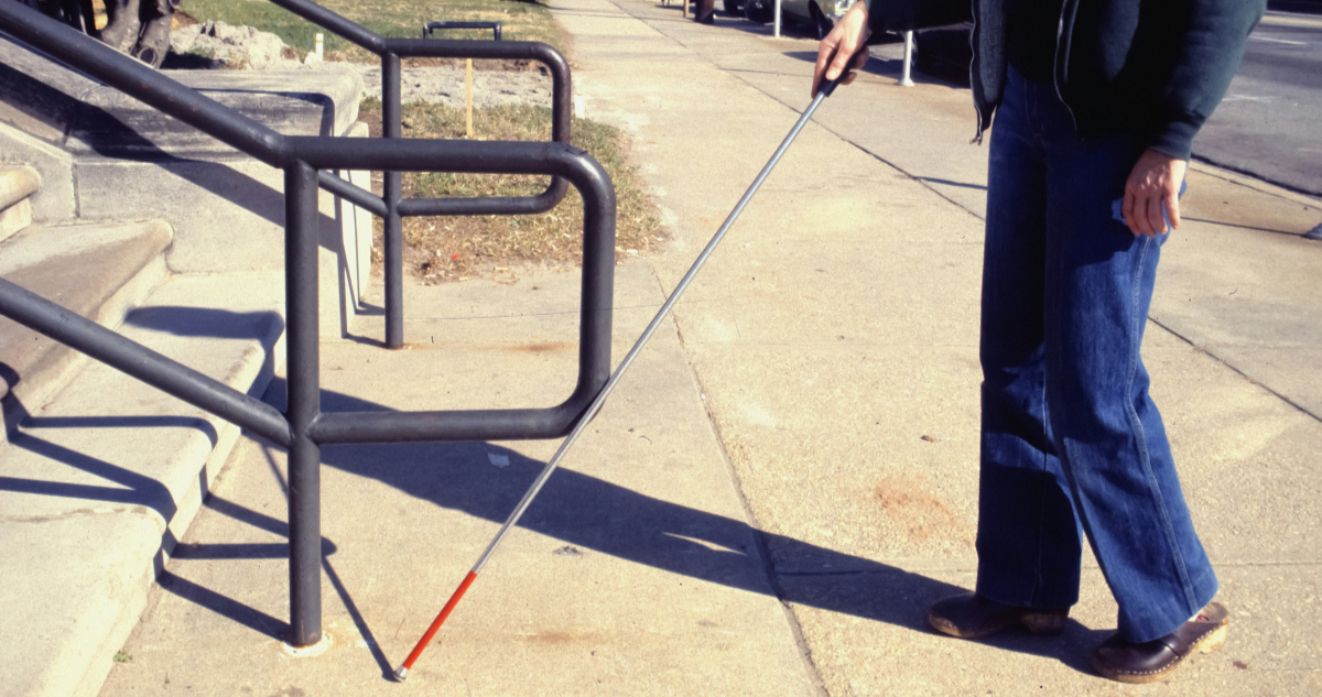 Foto de contexto de persona con discapacidad visual