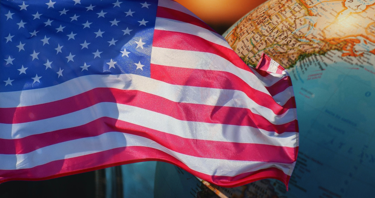 Bandera de Estados Unidos y globo terráqueo