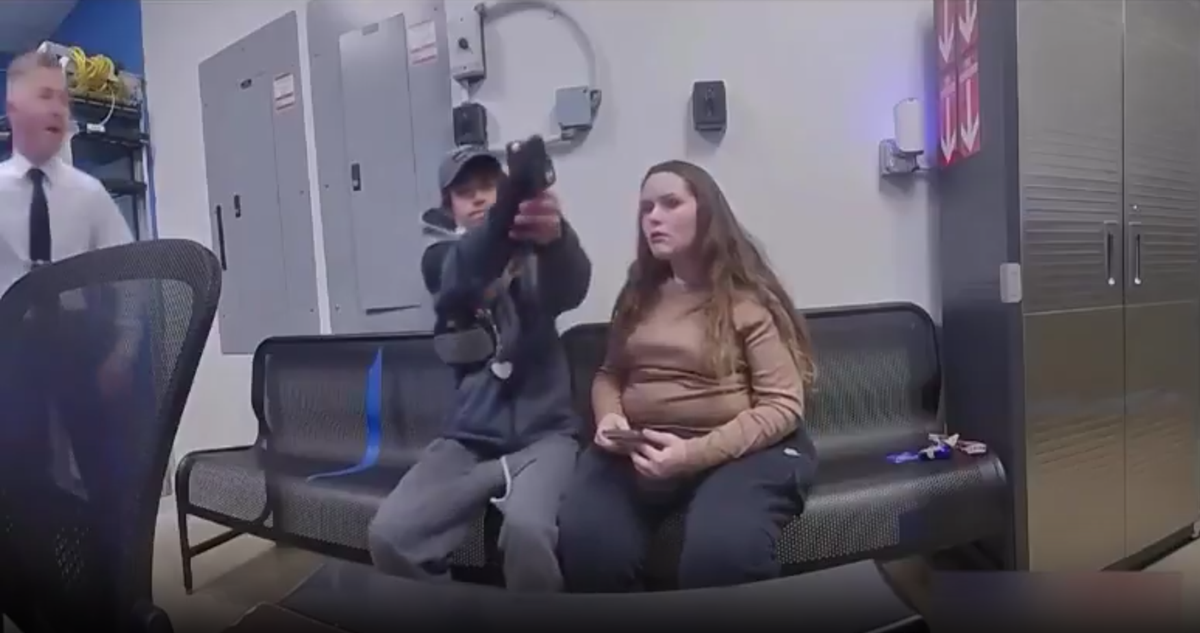 “¡No, no, no!”: Cámara capta momento exacto en que ladrón intenta matar a policía en EEUU